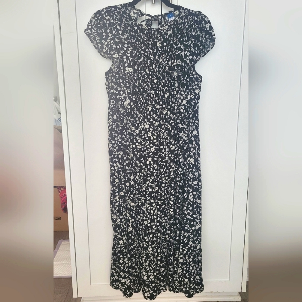 M - Old Navy - Black dress with flowers